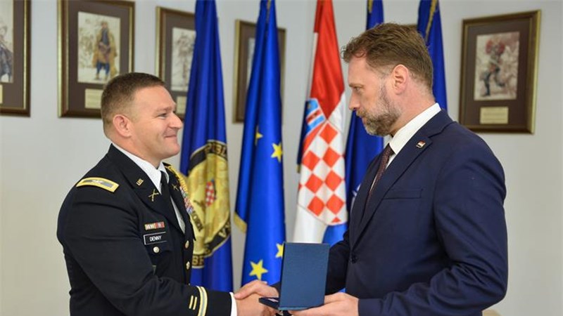 Ministar obrane odlikovao američkog vojnog atašea u odlasku